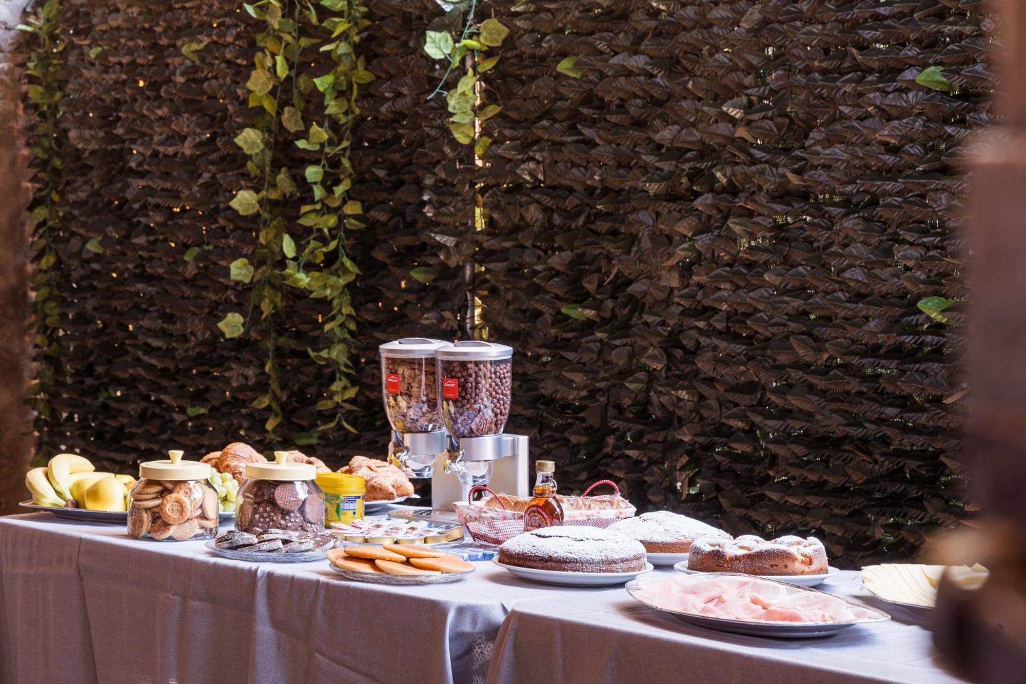 B&B La Corte And Home Restaurant - Free Parking - 10 Minutes To The Lake And Centre Комо Экстерьер фото